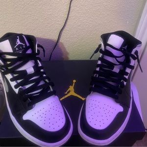 I am seeking Nike Jordan 1s Mid